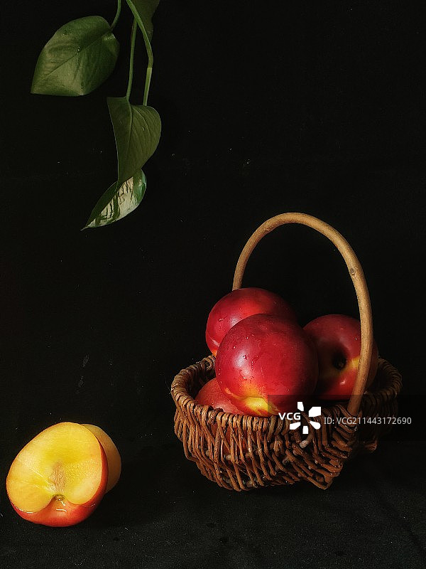 黑背景下的油桃图片素材