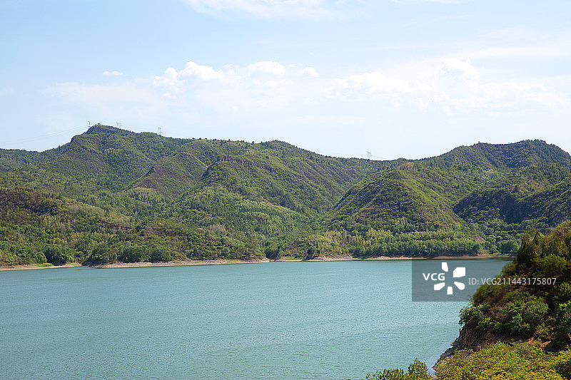 蓝天白云下的山里水库图片素材