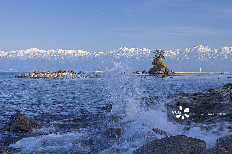 日本富山县高冈市雨晴海岸与立山山脉图片素材
