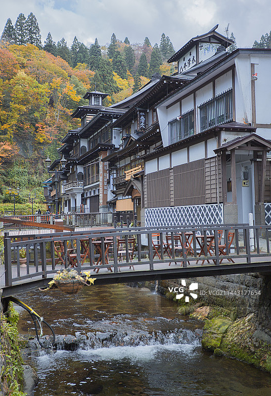 银山温泉与秋叶，山形县尾花泽市图片素材