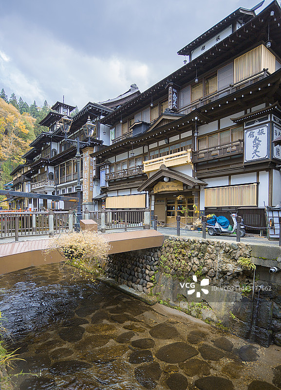 银山温泉与秋叶，山形县尾花泽市图片素材