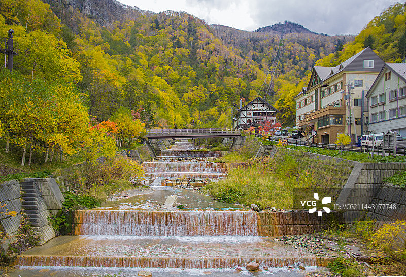 石狩川流经层云峡温泉和秋叶，日本北海道上川郡上川町图片素材