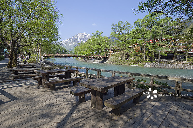 日本长野县上高地的露台和河童桥图片素材