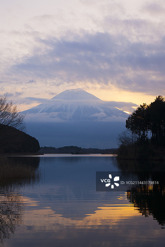 日本静冈县田贯湖清晨富士山图片素材