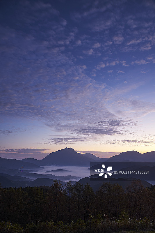 日本大分县由布岳的黎明景色图片素材