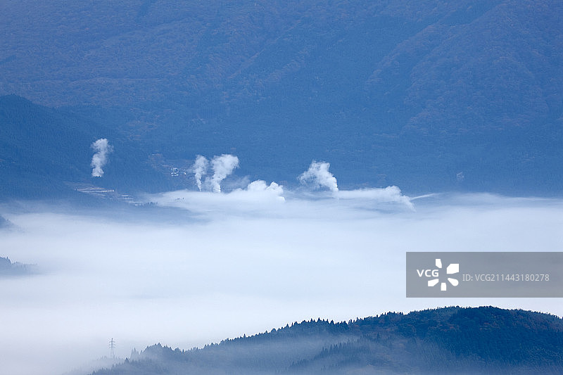 晨雾中的由布院，日本大分县由布市图片素材