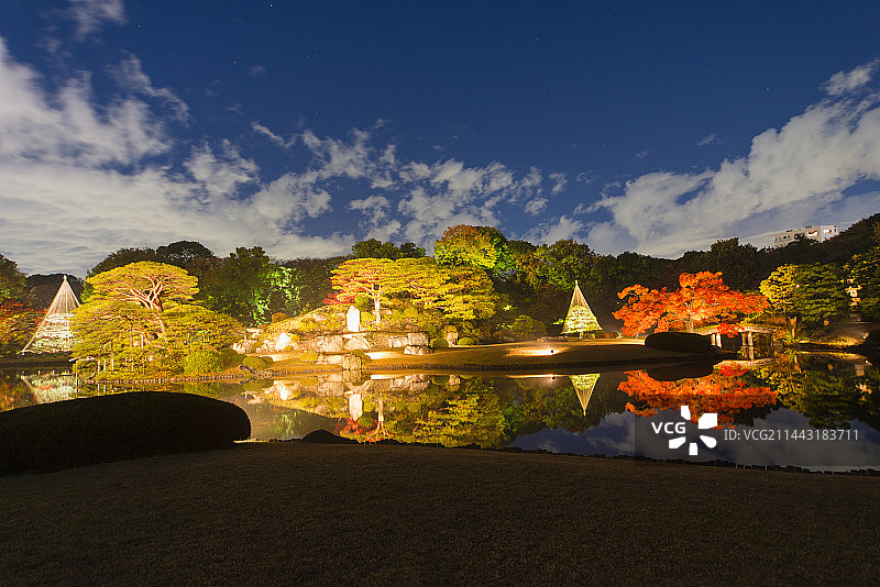 日本东京文京区六义园夜间灯光秀图片素材