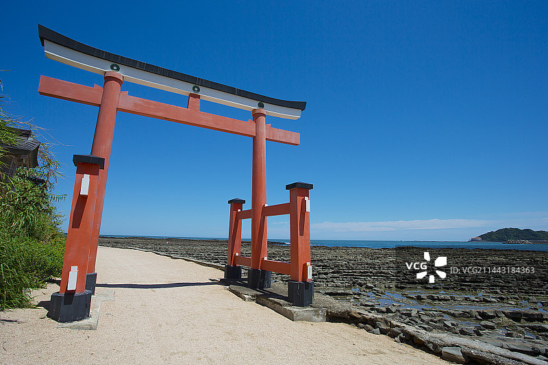 日本宫崎县青岛神社鸟居与鬼之洗濯岩图片素材