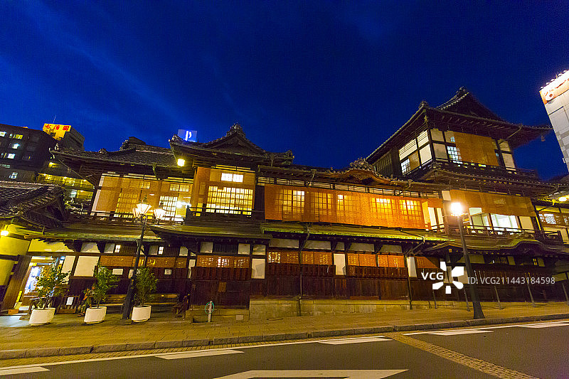 夜晚的道后温泉本馆，日本爱媛县松山市图片素材