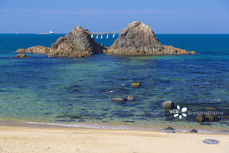 在日本福冈县糸岛市樱井二见浦的岩石上的已婚夫妇图片素材