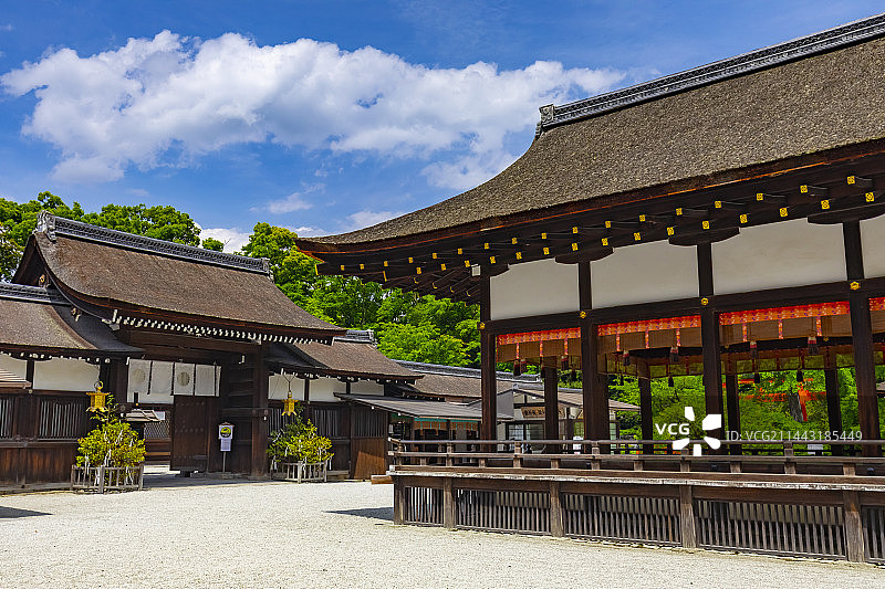 日本京都下鸭神社的少女和中央大门图片素材