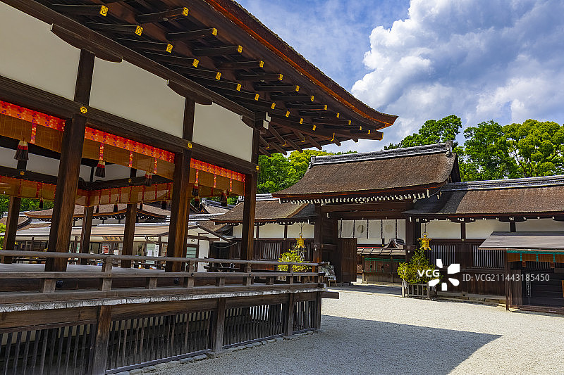 日本京都下鸭神社的少女和中央大门图片素材