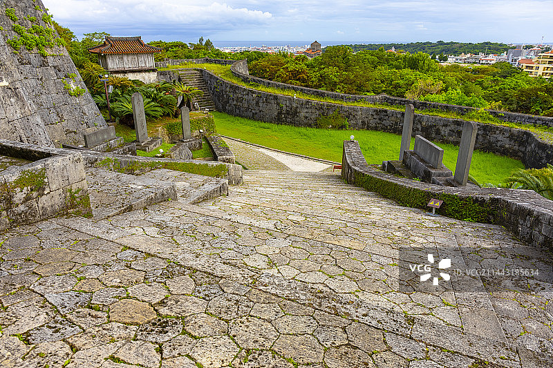 日本冲绳县那霸市首里城石板路图片素材