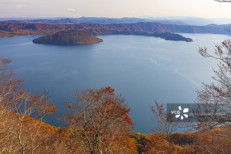 秋季的日本青森县十和田湖风光图片素材