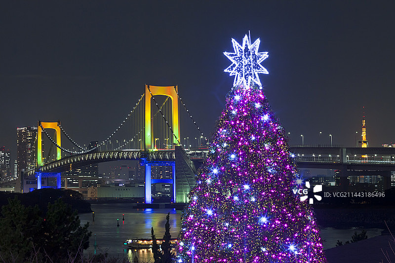 彩虹大桥和圣诞树，日本东京港区台场图片素材