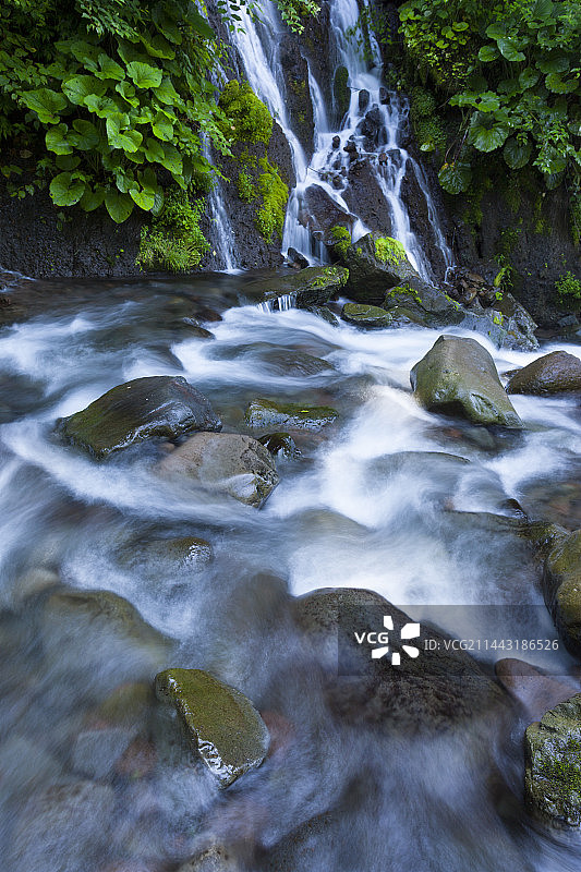 道理宇瀑布与溪流，日本山梨县北杜市图片素材