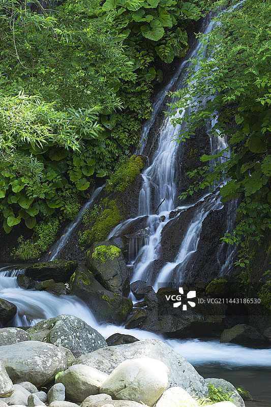 道理宇瀑布与溪流，日本山梨县北杜市图片素材