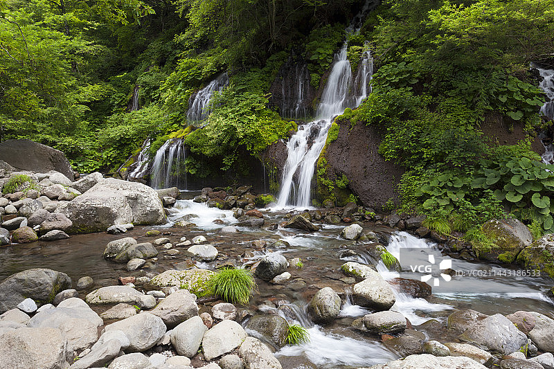 道理宇瀑布与溪流，日本山梨县北杜市图片素材