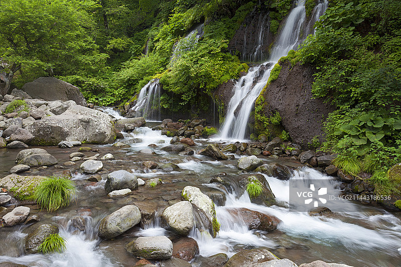 道理宇瀑布与溪流，日本山梨县北杜市图片素材