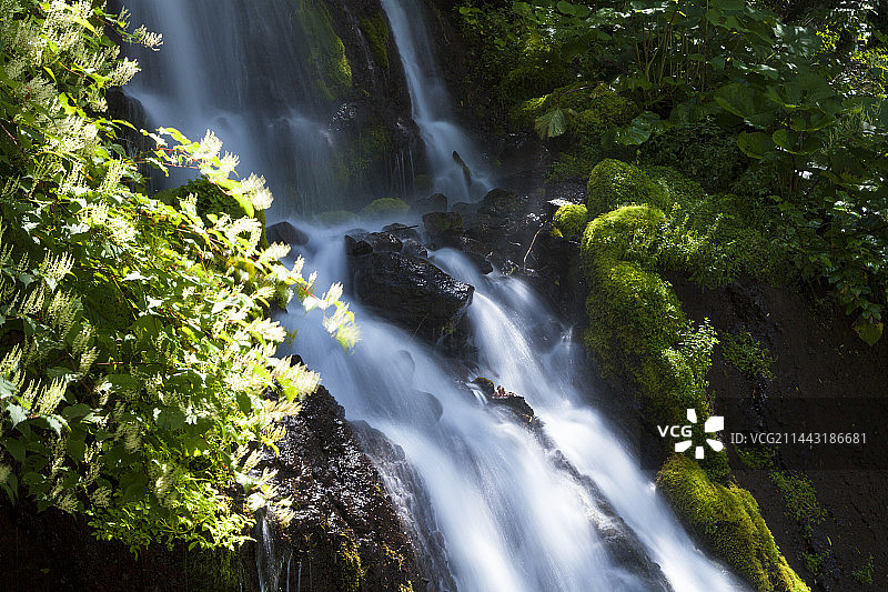 日本山梨县吐龙瀑布图片素材