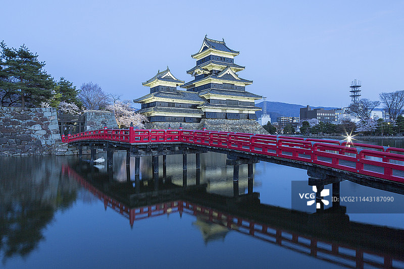 日本长野县松本城夜景图片素材