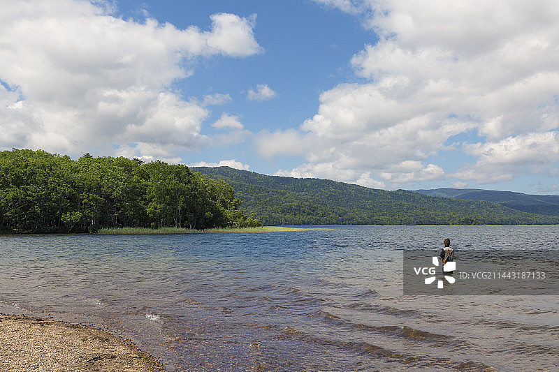 阿寒湖与垂钓者，日本北海道钏路市图片素材