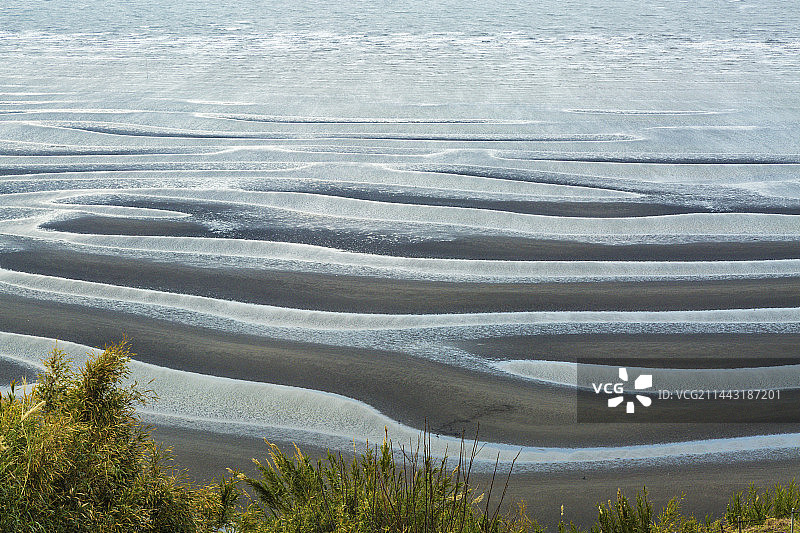御舆来海滩和大海的沙纹，日本熊本县宇土市户口町图片素材