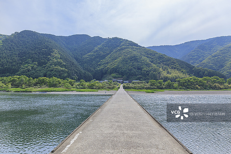 日本高知县四万十川高濑沉下桥图片素材