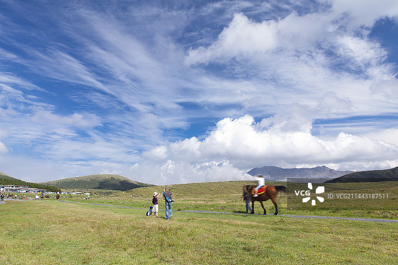 日本熊本县阿苏市草千里骑马图片素材
