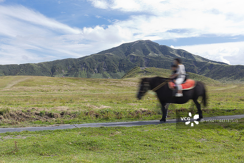 日本熊本县阿苏市草千里骑马图片素材