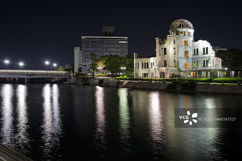 日本广岛原子弹爆炸圆顶屋与元安川夜景图片素材