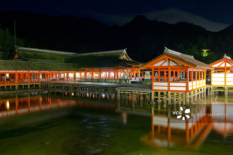 日本广岛县廿日市市的严岛神社夜景图片素材