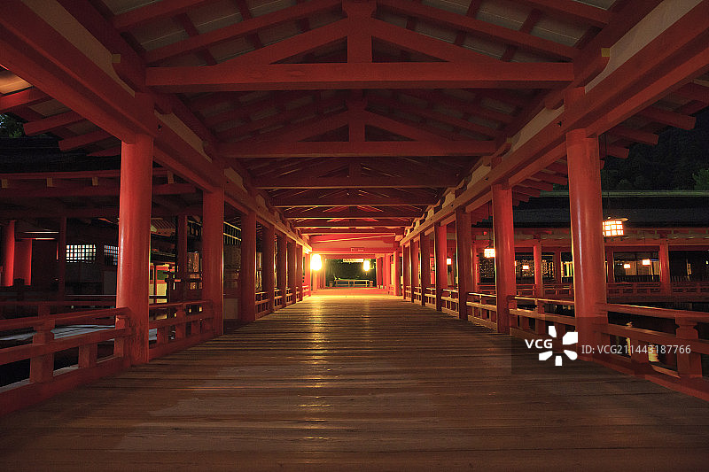 日本广岛县廿日市市的严岛神社夜景图片素材