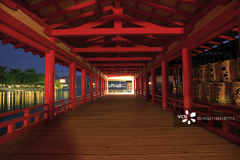 日本广岛县廿日市市的严岛神社夜景图片素材