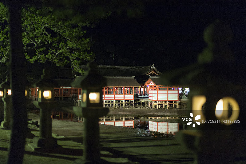 日本广岛县廿日市市的严岛神社夜景图片素材