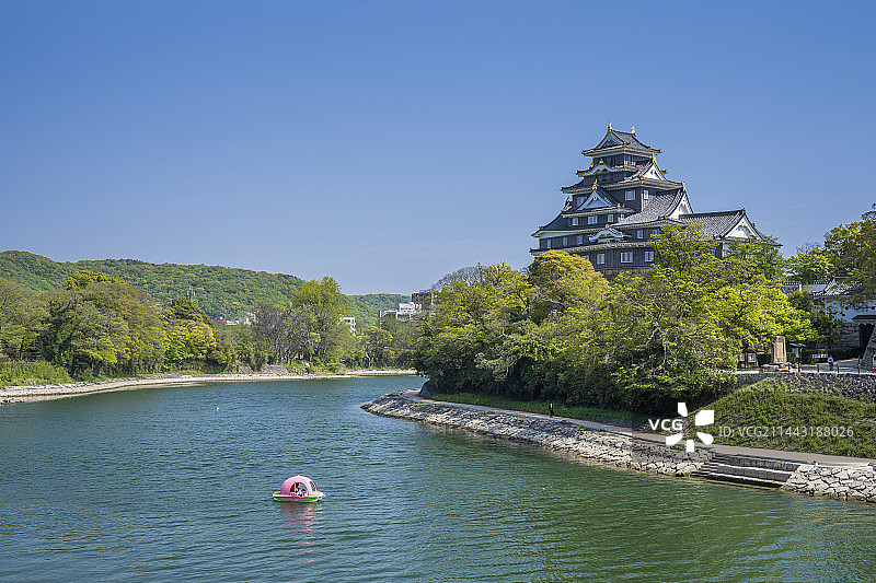 蓝天下的日本冈山城，冈山县冈山市图片素材