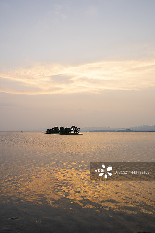 岛根县松江市宍道湖与嫁ヶ岛黄昏景色图片素材