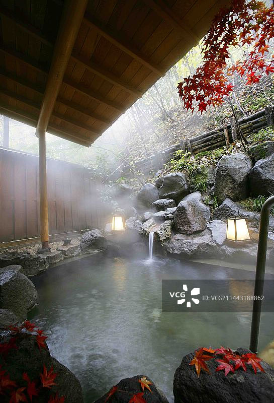 秋季露天浴池，日本群马县涩川图片素材