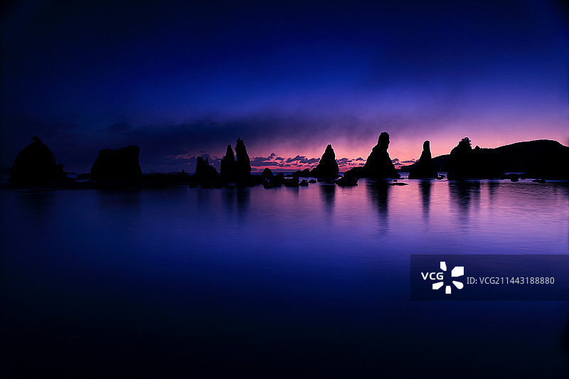 桥杭岩与晨曦，日本和歌山县串本町图片素材