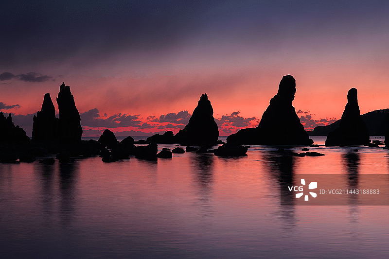 桥杭岩与晨曦，日本和歌山县串本町图片素材