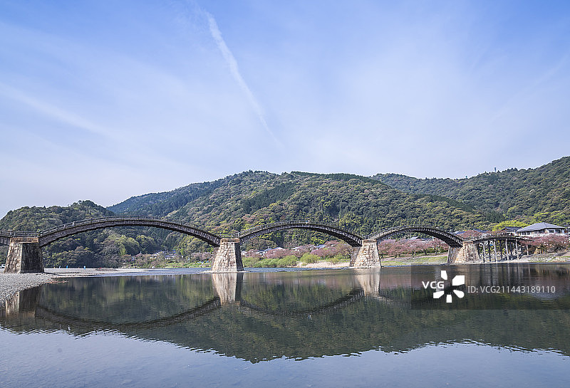 日本山口县岩国市锦带桥在河中的倒影图片素材