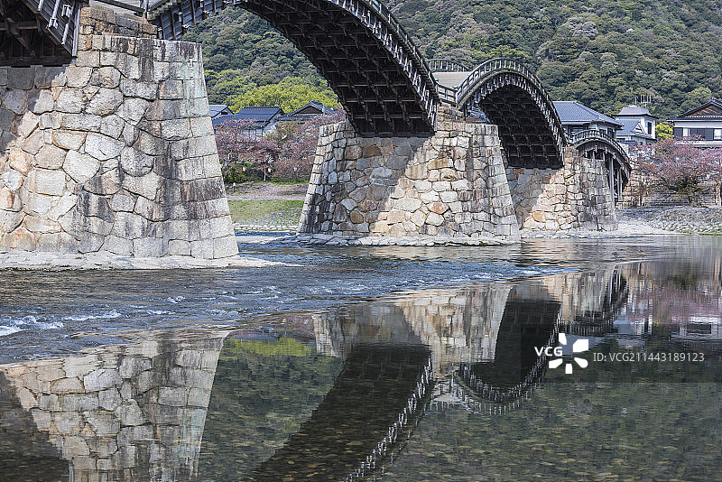 日本山口县岩国市锦带桥在河中的倒影图片素材