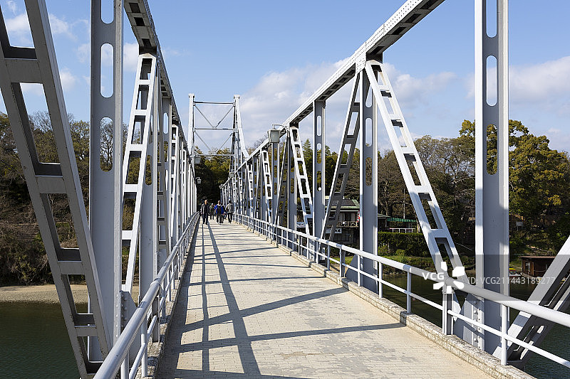 连接日本冈山县冈山后乐园和冈山城的月见桥图片素材