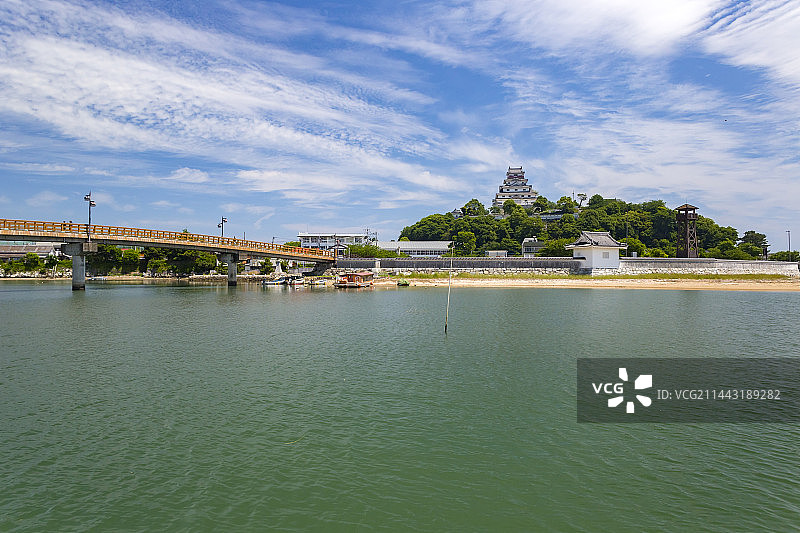 日本佐贺县唐津市的唐津城和城堡桥图片素材