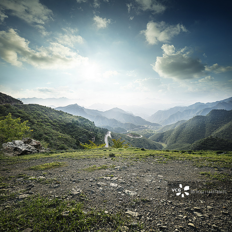 山顶平台远眺层叠群山，夏季自驾游主题图片图片素材
