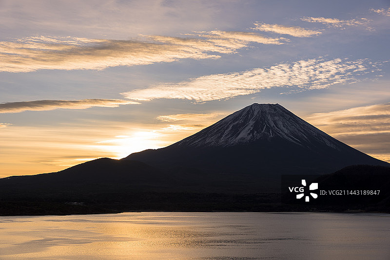 日本山梨县富士河口湖町的本栖湖与富士山晨曦图片素材