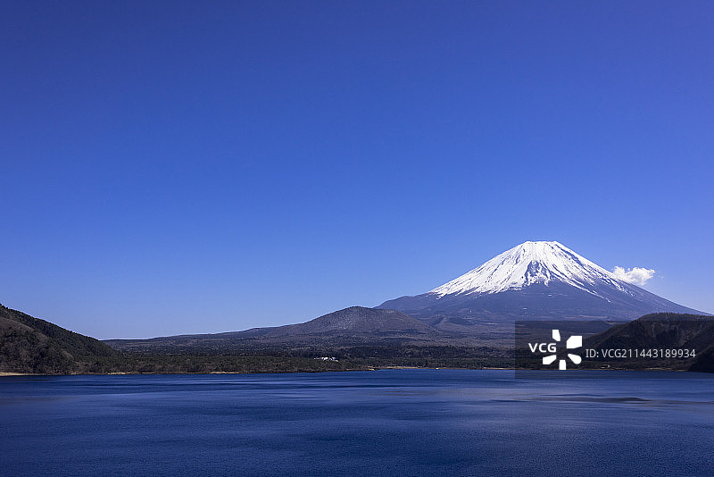 日本山梨县本栖湖的富士山图片素材