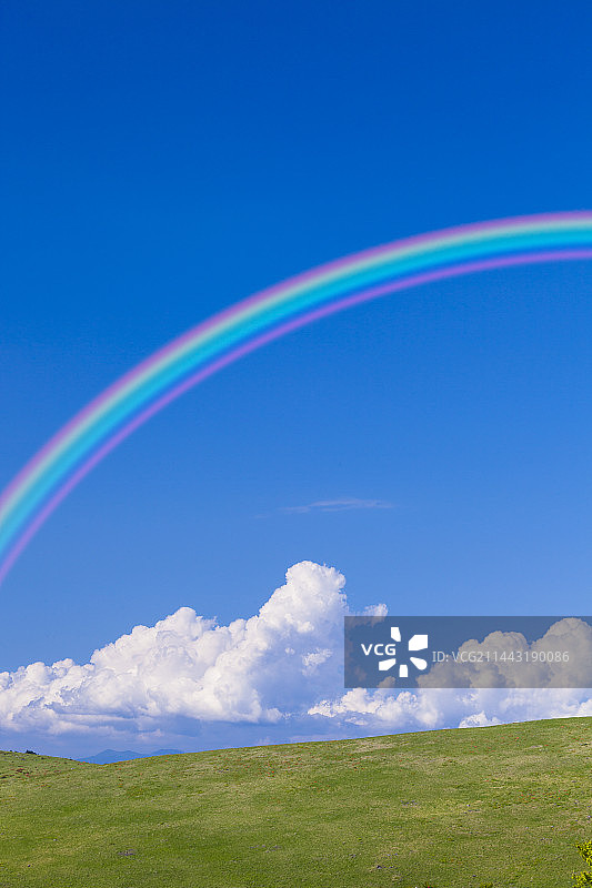 日本长野县诹访市的虹彩积云和彩虹图片素材