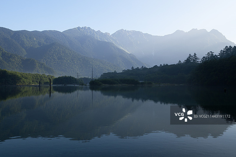 日本长野县松本市大正池和穗高山脉的清晨图片素材