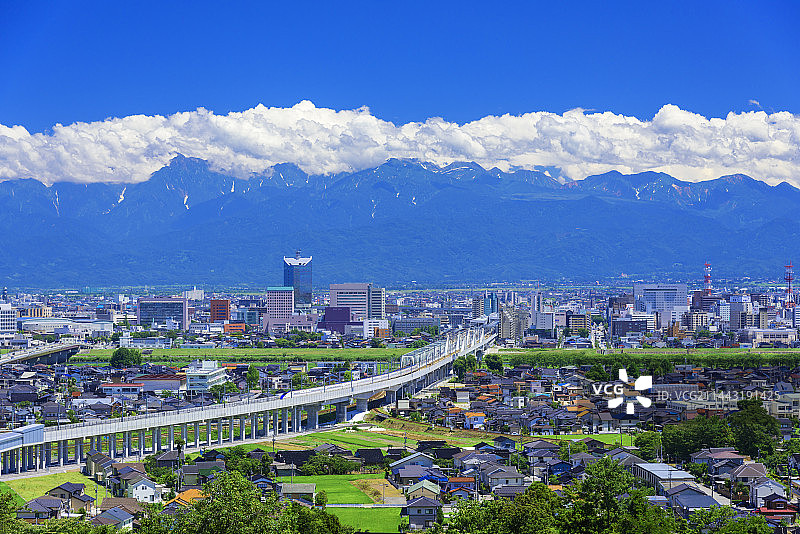 日本富山县立山山脉与北陆新干线夏日风光图片素材